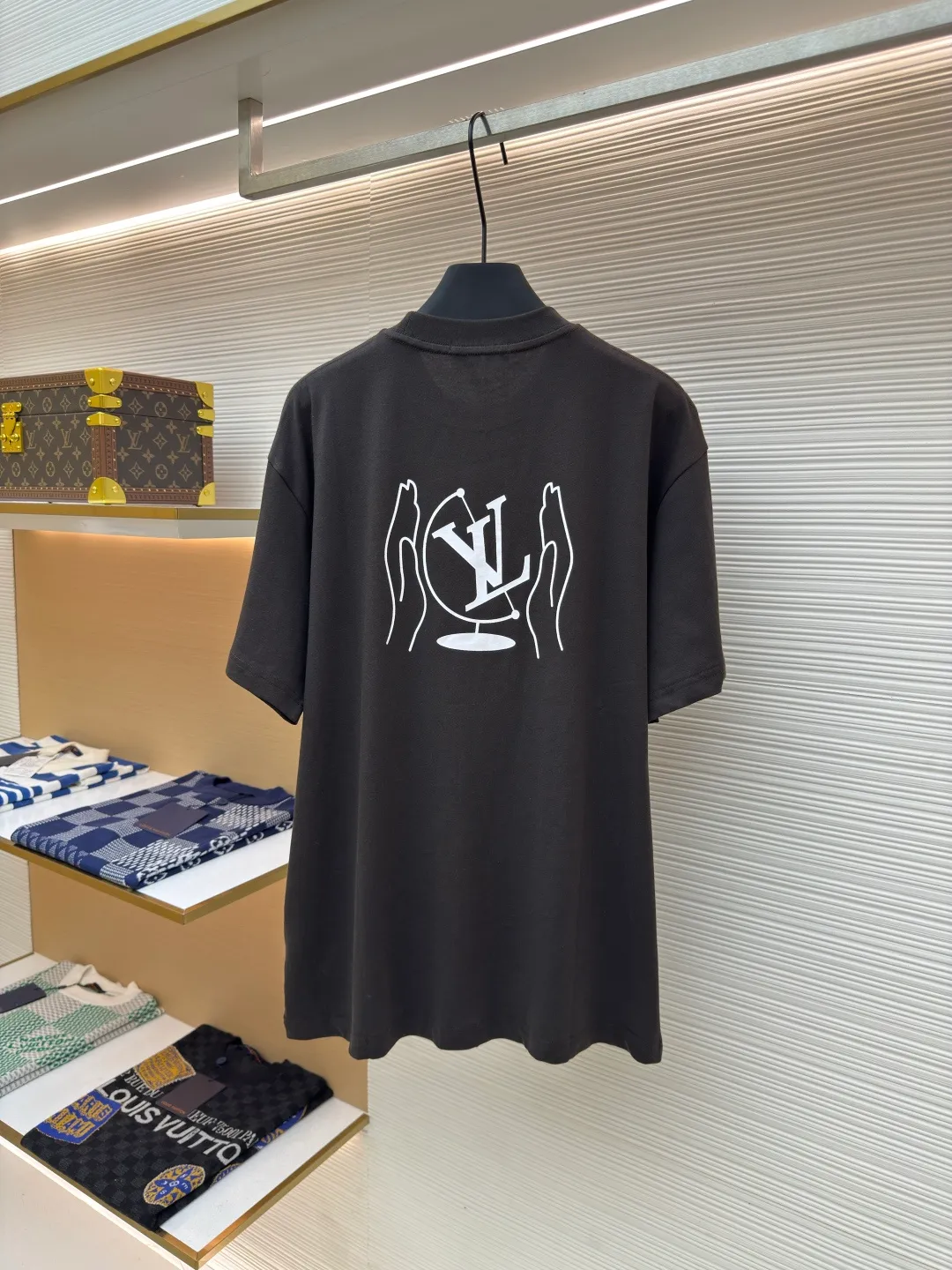 LOUIS VUITTON Contrast color printed short sleeves ●Authentic product: Purchased and developed for 7400 ●Item number: 1680371-X80 ●Fabric: Jingyun brown coffee luxury cotton fabric ●Technology: Glue printing ●Version: Fitted version ●Weight: about 245 grams ●Size: S-M-L-XL ●Description: Customized Jingyun brown coffee cotton fabric, delicate and soft, luxurious and comfortable, with coffee color as the main tone It expresses a strong retro style and is embellished with contrasting printing of the LV logo on the front and back to highlight the brand's mark. Pharrell Williams' ingenuity integrates the iconic fashionable and elegant aesthetics into a low-key and profound travel charm, using glue printing. The chest printing has been modified three times with the film screen. Use glue liquid paint to print the pattern on the fabric. Bake the fabric to fix the printing pattern. The fabrics have been washed to give them a better feel and texture. They are not easy to deform, shrink or fade, and maintain their long-lasting beauty. The overall color is consistent with no color difference. It can be matched with the same style to create a fashionable look, and can be used in various occasions. Customized accessories, complete with three standards, the same style for men and women!